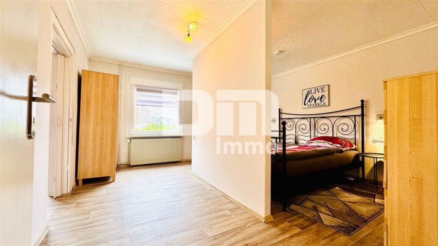 Vielseitiges Immobilien-Ensemble mit 2 modernisierten Haushälften + Carport und Garten/Terrasse - Haus 1 OG / DG Schlafzimmer 2